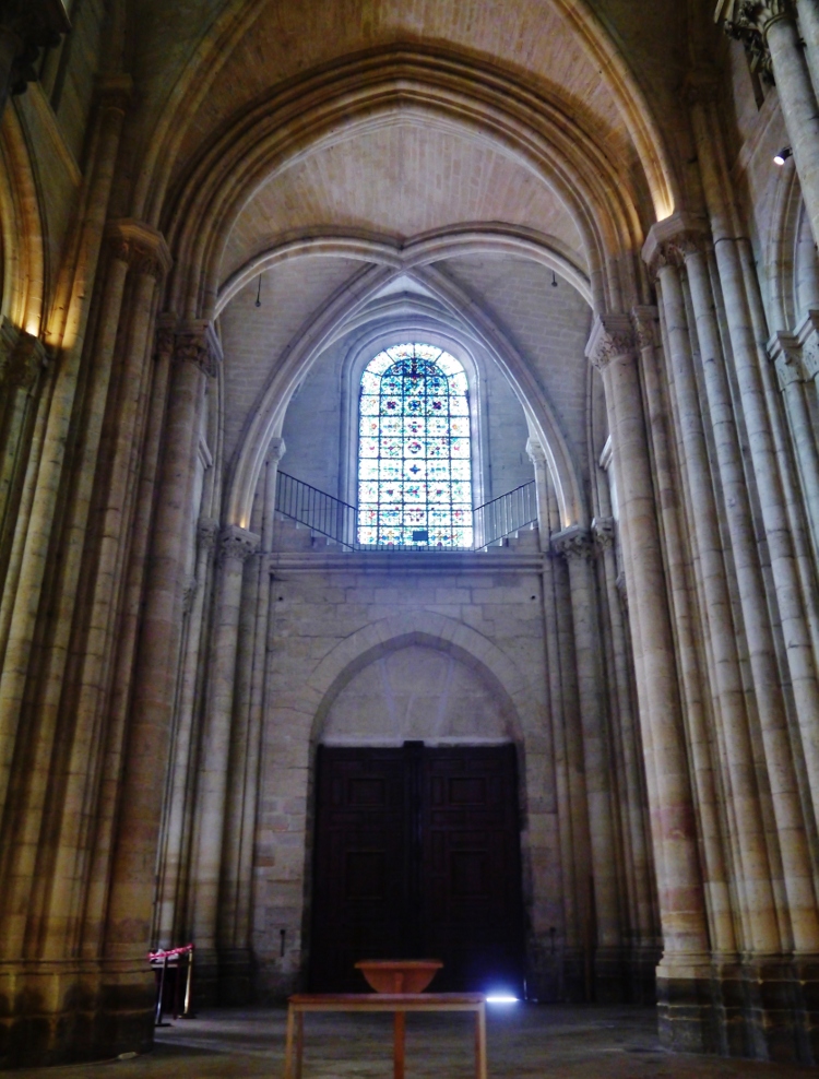 abbatiale Saint-Denis de Saint-Denis (93) voûtes d'arêtes sur croisées d'ogives du narthex - passage central vers l'Ouest