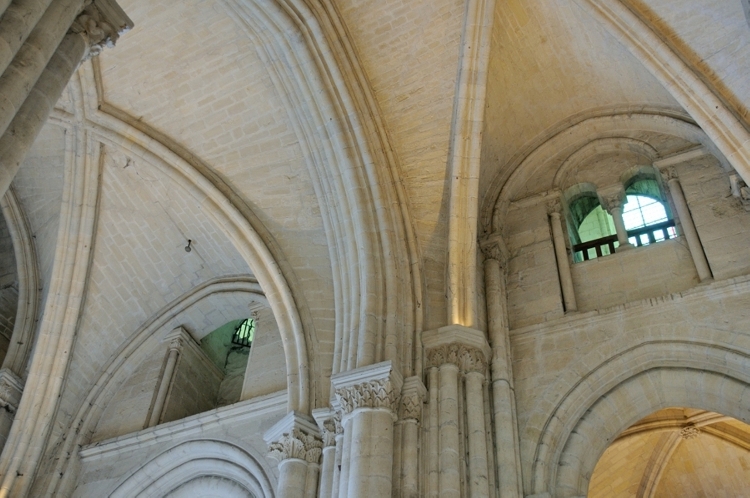 abbatiale Saint-Denis de Saint-Denis (93) voûtes d'arêtes sur croisées d'ogives du narthex - passage central vers le Nord
