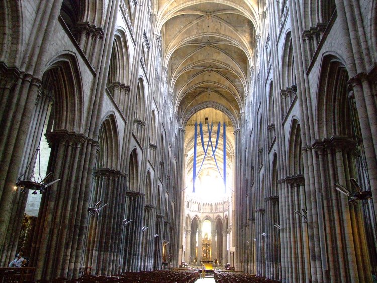 cathédrale Notre-Dame de Rouen (76) vue générale de la nef gothique de 1200 à 1235 : la verticalité est soulignée par l'effet des colonnettes fasciculées