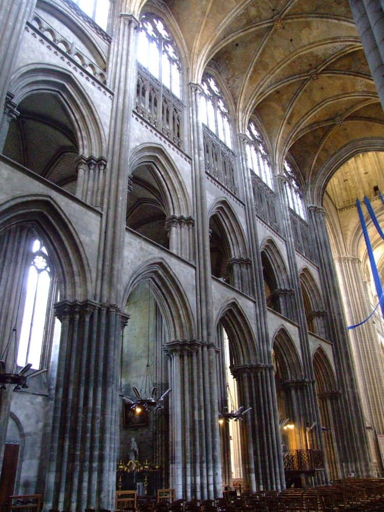 cathédrale Notre-Dame de Rouen (76) vue générale de la nef gothique de 1200 à 1235 : la verticalité est soulignée par l'effet des colonnettes fasciculées