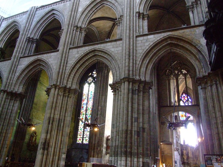cathédrale Notre-Dame de Rouen (76) le collatéral sud vu depuis la nef