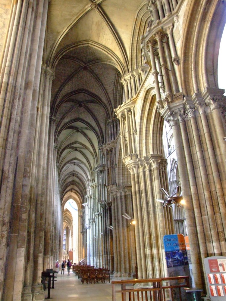 cathédrale Notre-Dame de Rouen (76) le collatéral nord vu vers le choeur