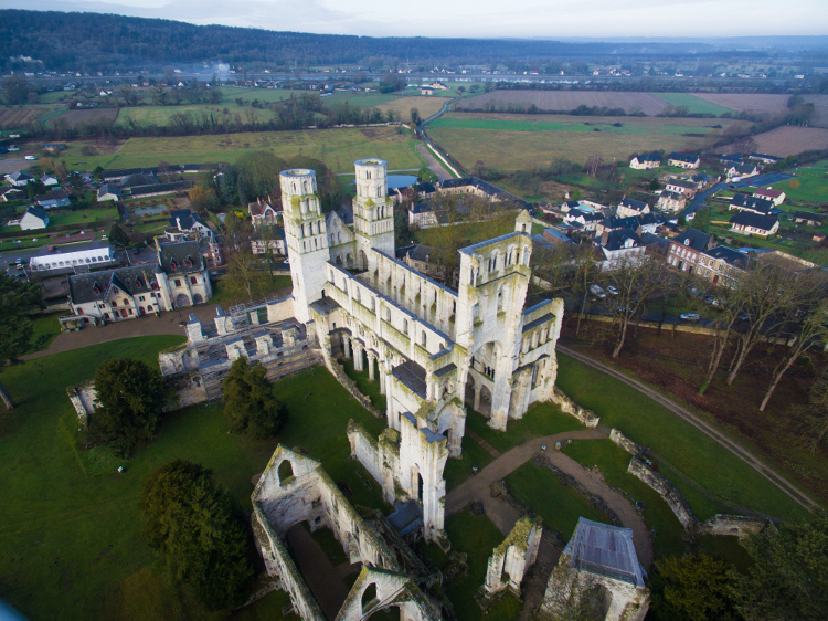 abbaye de Jumièges (76) vue aérienne des ruines de l'abbaye, photo Quadcopter