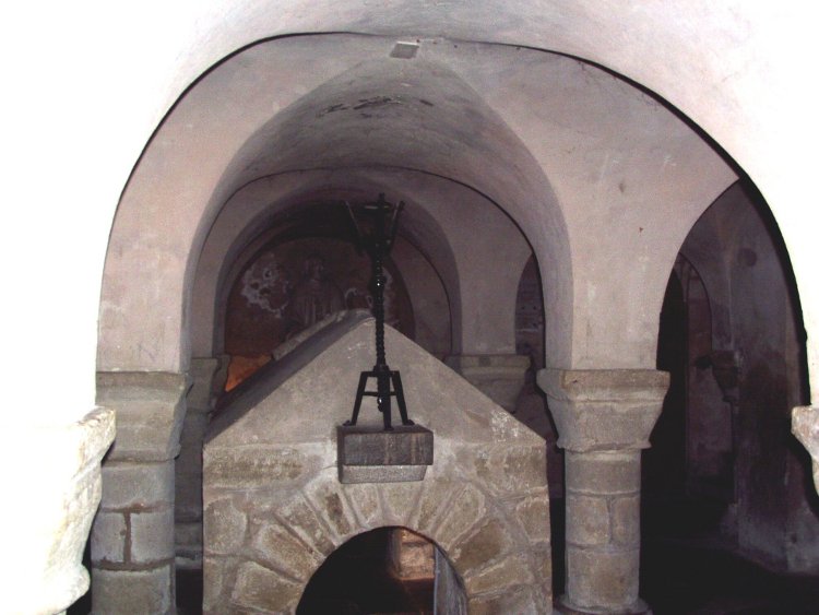 abbatiale St-Philibert de Noirmoutier à partir de 815, crypte et sarcophage de saint Philibert, déplacé en 836 à Grand-Lieu (44) jusqu'en 847 puis enfin à Tournus (71) en 875