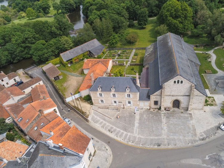 abbatiale St-Philbert de Grand-Lieu (44) à partir de 814, vue aérienne du site