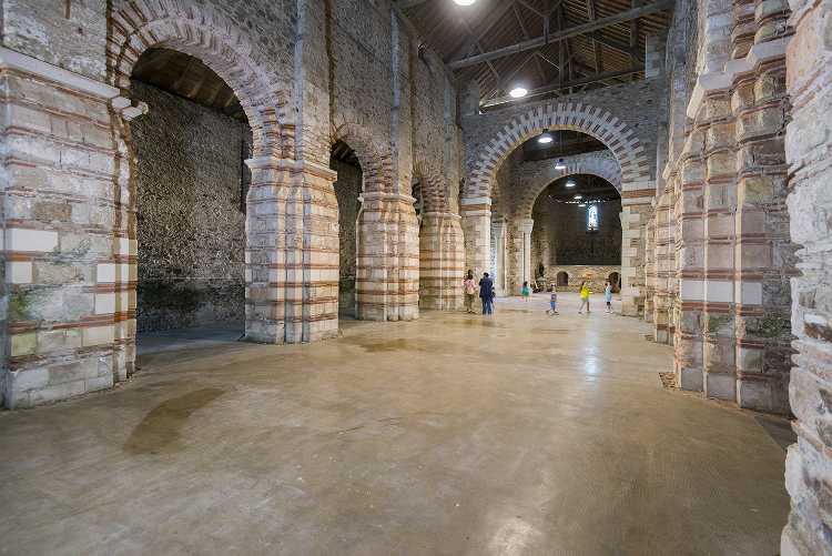 abbatiale St-Philbert de Grand-Lieu (44) à partir de 814, bicolores, les arcs comme les piliers de la nef charpentée témoignent d'archaïsmes du IXe siècle. photo Valery Joncheray