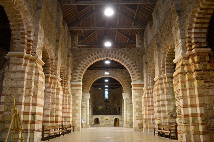 abbatiale St-Philbert de Grand-Lieu (44) à partir de 814, les arcs bicolores encadrant la croisée de transept s'appuyent sur les premières construction de 814