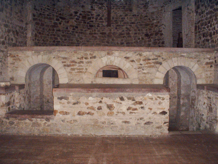 abbatiale St-Philbert de Grand-Lieu (44) à partir de 814, la crypte sous le choeur aménagés en 836 pour accueillir le sarcophage de saint Philibert