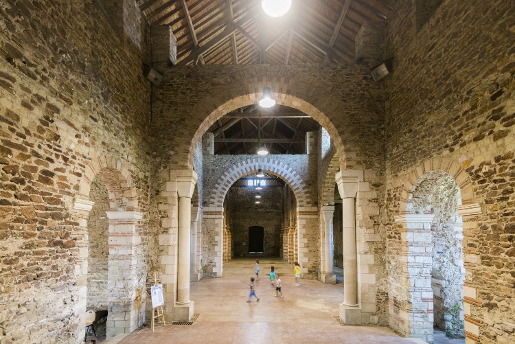 abbatiale St-Philbert de Grand-Lieu (44) à partir de 814, vue depuis le choeur aménagé en 836 vers la croisée de transept et la nef