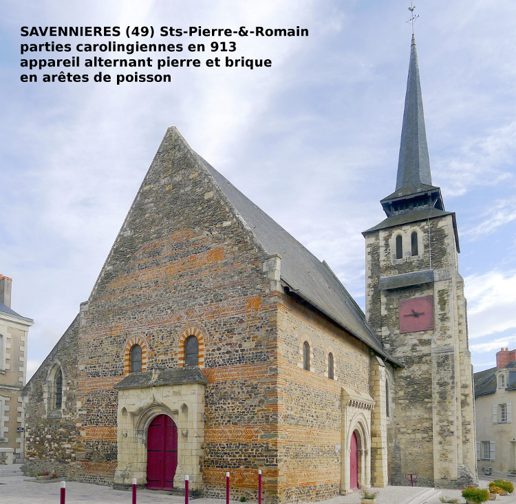 Savennières (49) église St-Pierre et St-Romain : façades ouest et sud - les portails en pierre blanche sont gothique à l'Ouest et roman au Sud