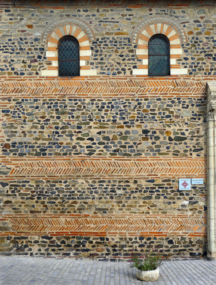 Savennières (49) église St-Pierre et St-Romain : façade sud - les maçonneries carolingiennes de 913 en arêtes de poisson de briques rouges et fenêtres hautes bicolores
