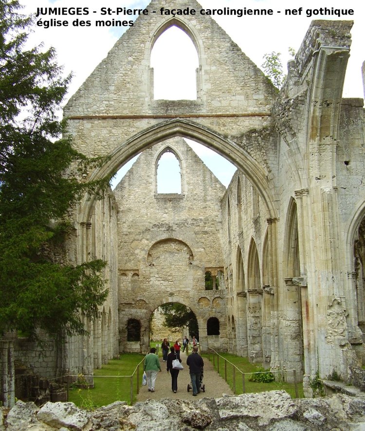 abbatiale Saint-Pierre de Jumièges (76) le revers du bloc de façade ouest carolingien est visible au-travers de l'arc triomphal gothique