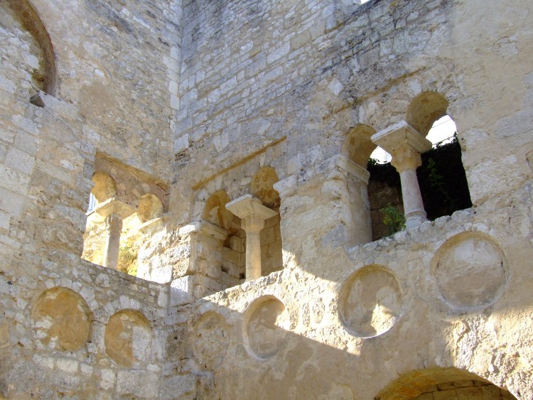abbatiale Saint-Pierre de Jumièges (76) les arcatures géminées de la tribune nord de la nef carolingienne
