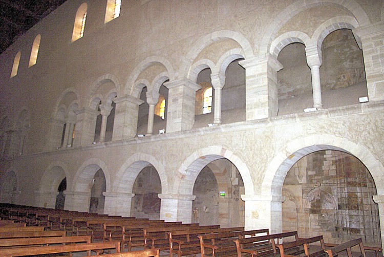 Montier-en-Der (52) abbatiale Sts-Pierre et Paul par Adson de 960 à 996 puis Bérenger de 996 à la consécration en 998. Les grandes arcades et les arcadres géminées des tribunes sont séparées par une grande surface lisse sous les fenêtres hautes
