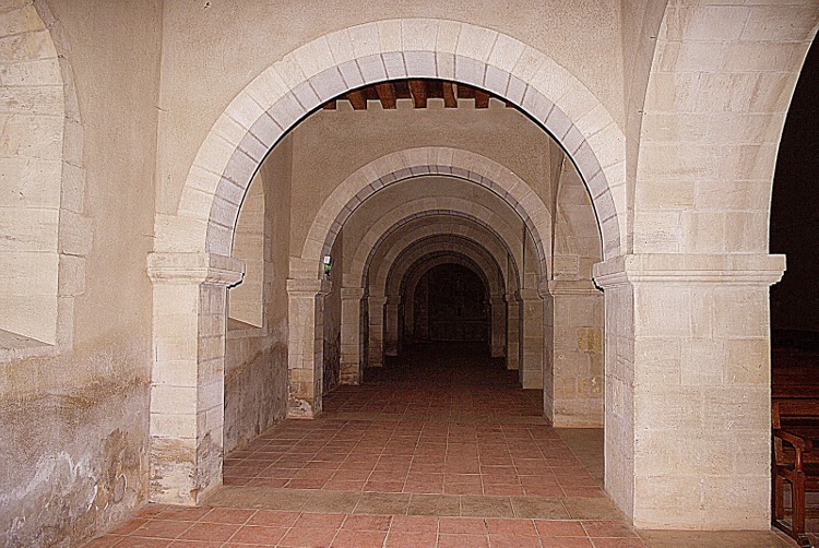 Montier-en-Der (52) abbatiale Sts-Pierre et Paul par Adson de 960 à 996 puis Bérenger de 996 à la consécration en 998. Les bas-côtés ne sont pas voûtés mais simplement couverts du plancher des tribunes porté par de simples arcs