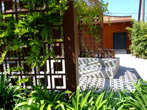 Réserve africaine de Sigean (11) pergola en métal intelligemment complétée d'une glycine au feuillage caduc