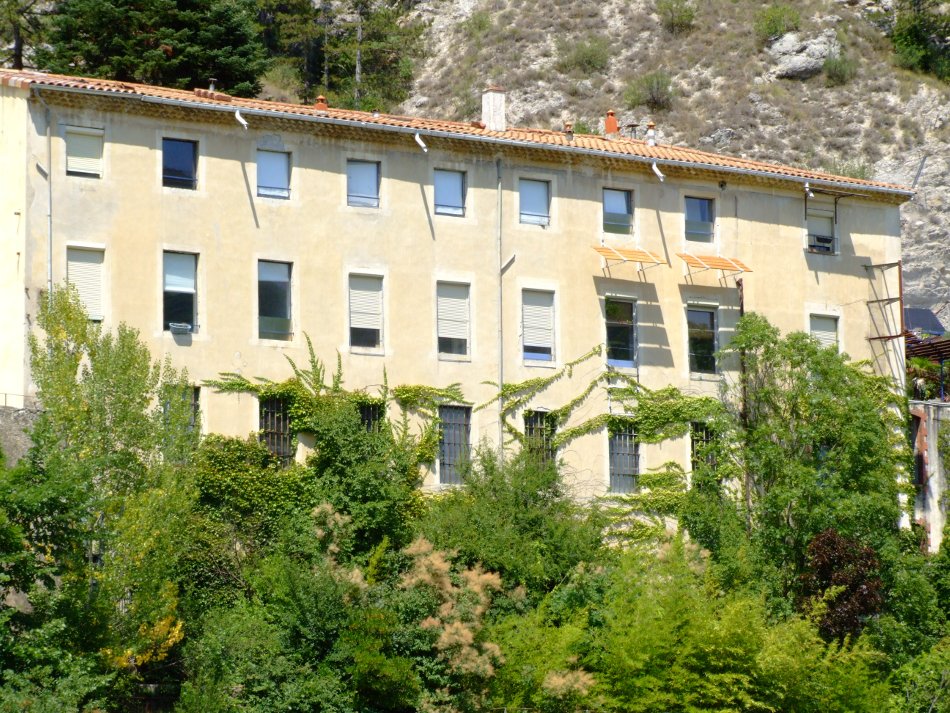 façade sud d'une ancienne manufacture de soie réhabilitée, photo juillet 2025