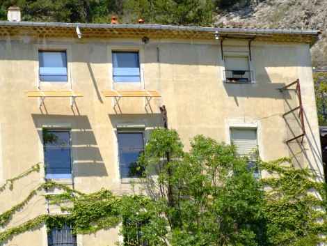 façade sud d'une ancienne manufacture de soie réhabilitée, photo 15 juillet
