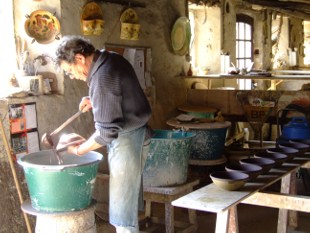 Nicolas Sourdive engobe des plats creux