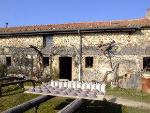 la façade de la boutique de tournage ouvre ses ouvertures au Sud