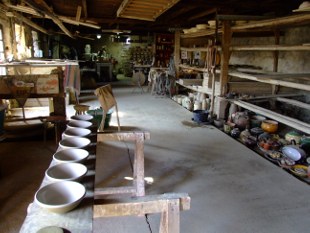 une fois rafermies, les pièces sont engobées